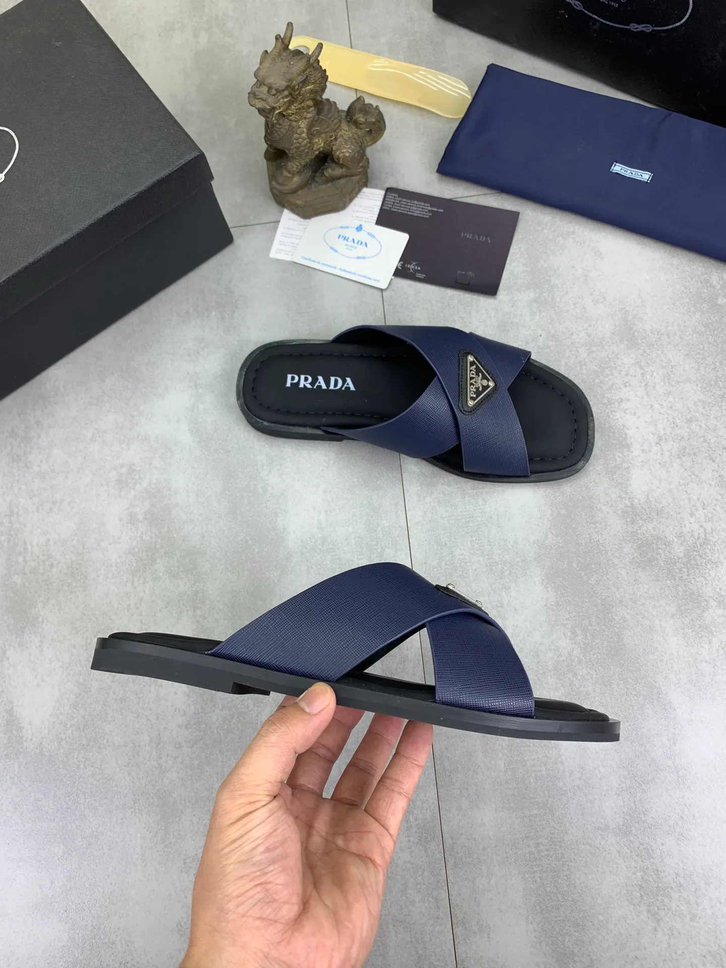 Men's shoes 💰P300💰【New style】🎁🎁🎁 PRADA Prada's new casual slippers, original official website 1:1, perfect workmanship, transmitting a kind of noble luxury, sublimating its definition of luxury in Prada's high-end extraordinary craftsmanship. Original combination outsole, code number: 38-44 (45 customized) 4️⃣colors🉑️ to choose from